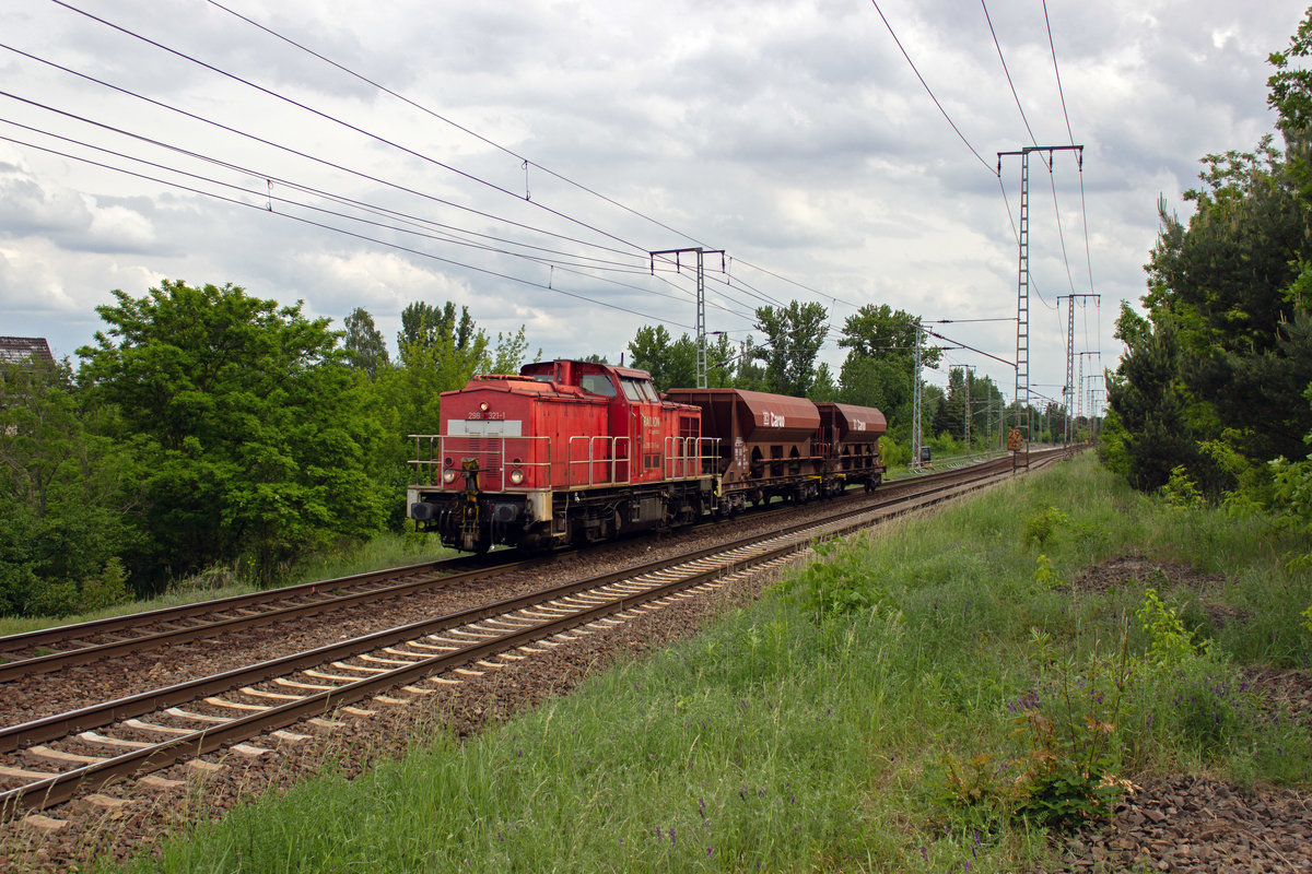 Mit zwei Selbstentladewagen rollt 298 321 am 28.05.19 am Nordrand der Wuhlheide dem Biesdorfer Kreuz entgegen.