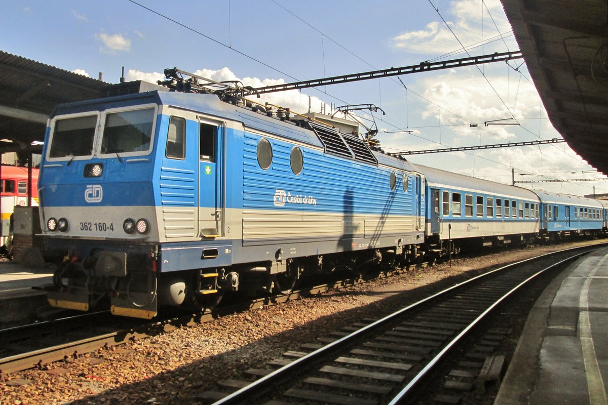 Mit+70, dank einer Signalstörung, ist 362 070 mit der Rychlyk aus Breclav in Brno hl.n. eingetroffen am 2 Juni 2015.