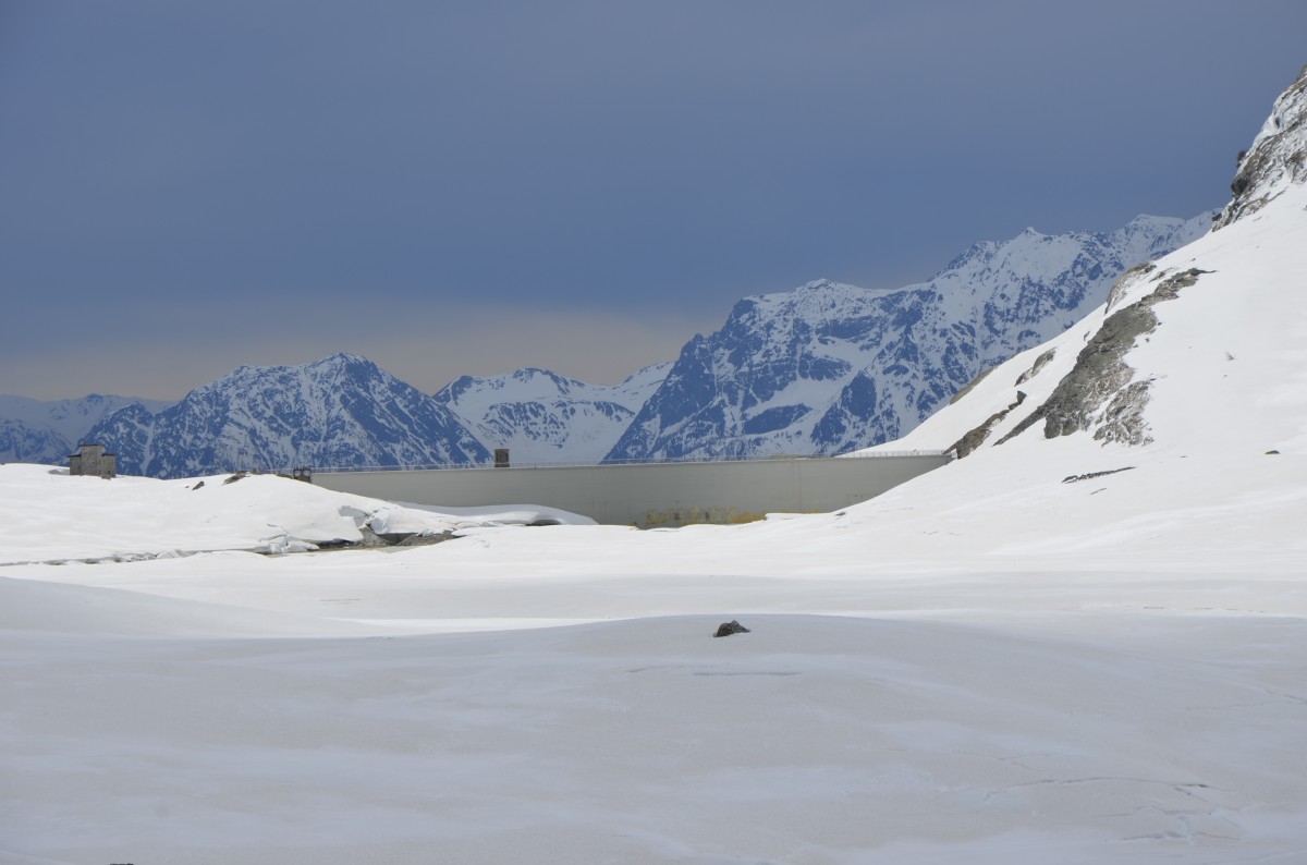 Mittag auf der Bernina-Passhöhe. Nich richtig blau, nicht grau, es war eine seltsame Farbstimmung am Himmel. (16.05.2014)