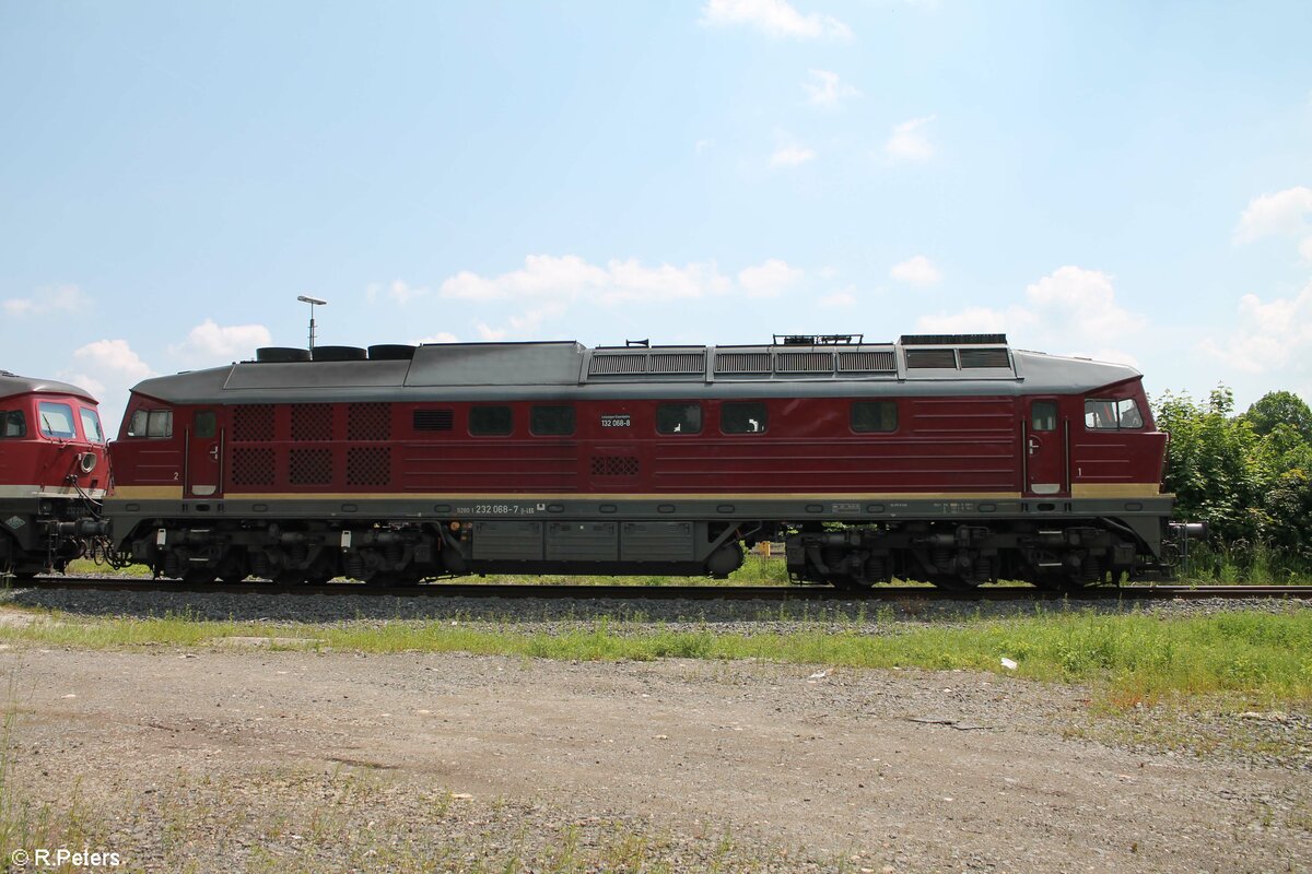 Mittags nach Feierabend mal die Beiden Loks 232 238 und 132 068 einen kleinen Besuch abgestattet. Nach dem sie mitten in der Nacht ein Kesselzug nach Marktredwitz brachten schliefen Lok und Personal bevor es gegen 16 Uhr wieder mit Kesselzug in Richtung Leipzig zurück ging. 11.06.21