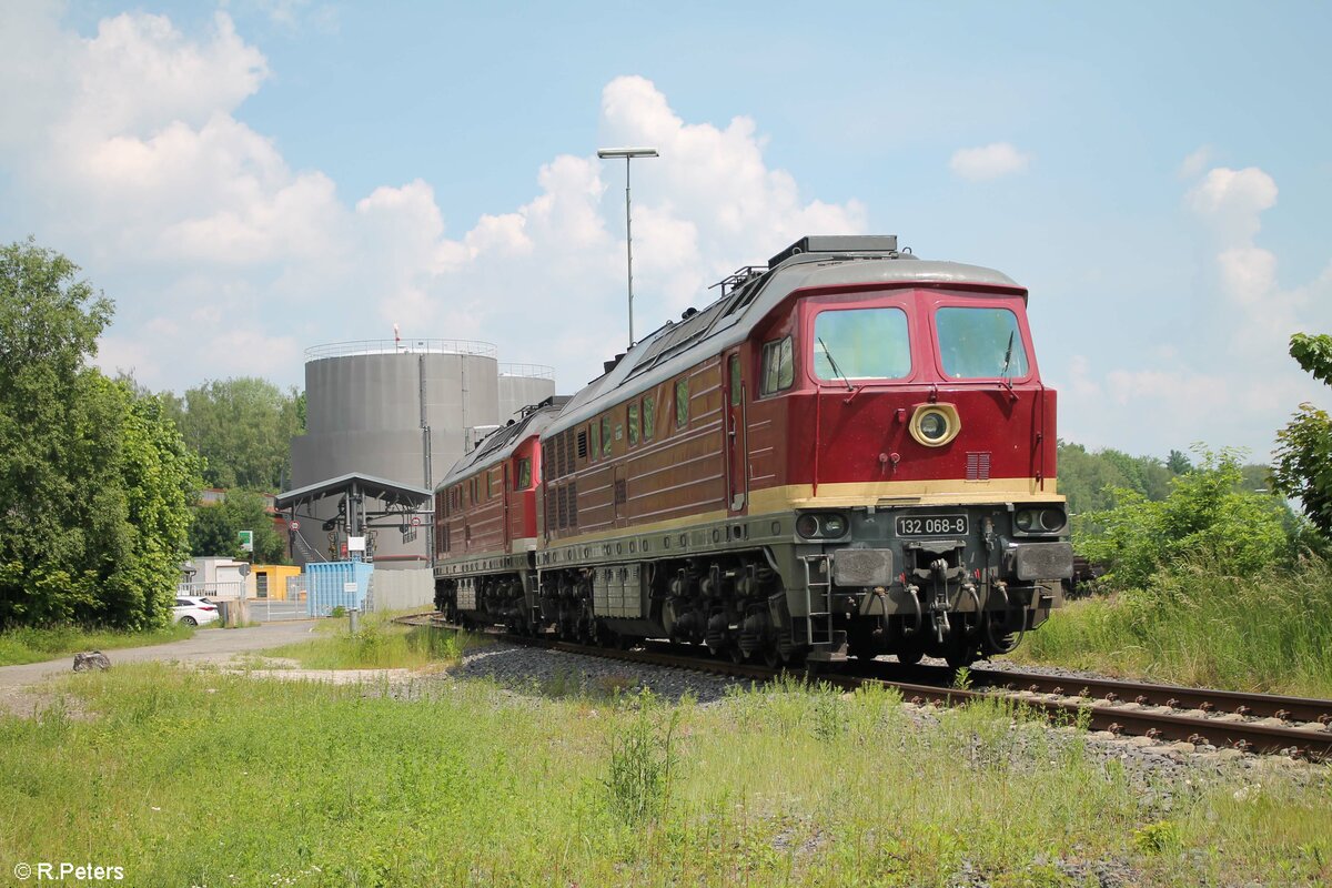 Mittags nach Feierabend mal die Beiden Loks 232 238 und 132 068 einen kleinen Besuch abgestattet. Nach dem sie mitten in der Nacht ein Kesselzug nach Marktredwitz brachten schliefen Lok und Personal bevor es gegen 16 Uhr wieder mit Kesselzug in Richtung Leipzig zurück ging. 11.06.21