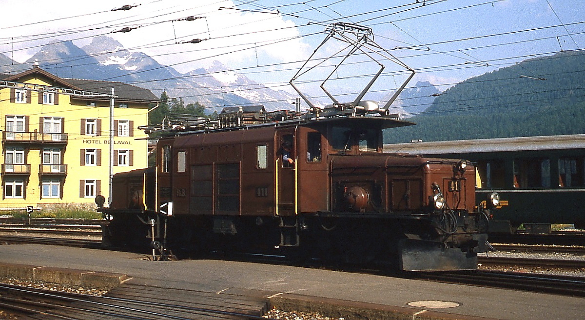 Mitte der 1970er Jahre rangiert Ge 6/6 I 411 im Bahnhof St. Moritz (Foto: Gerda Lüdicke)