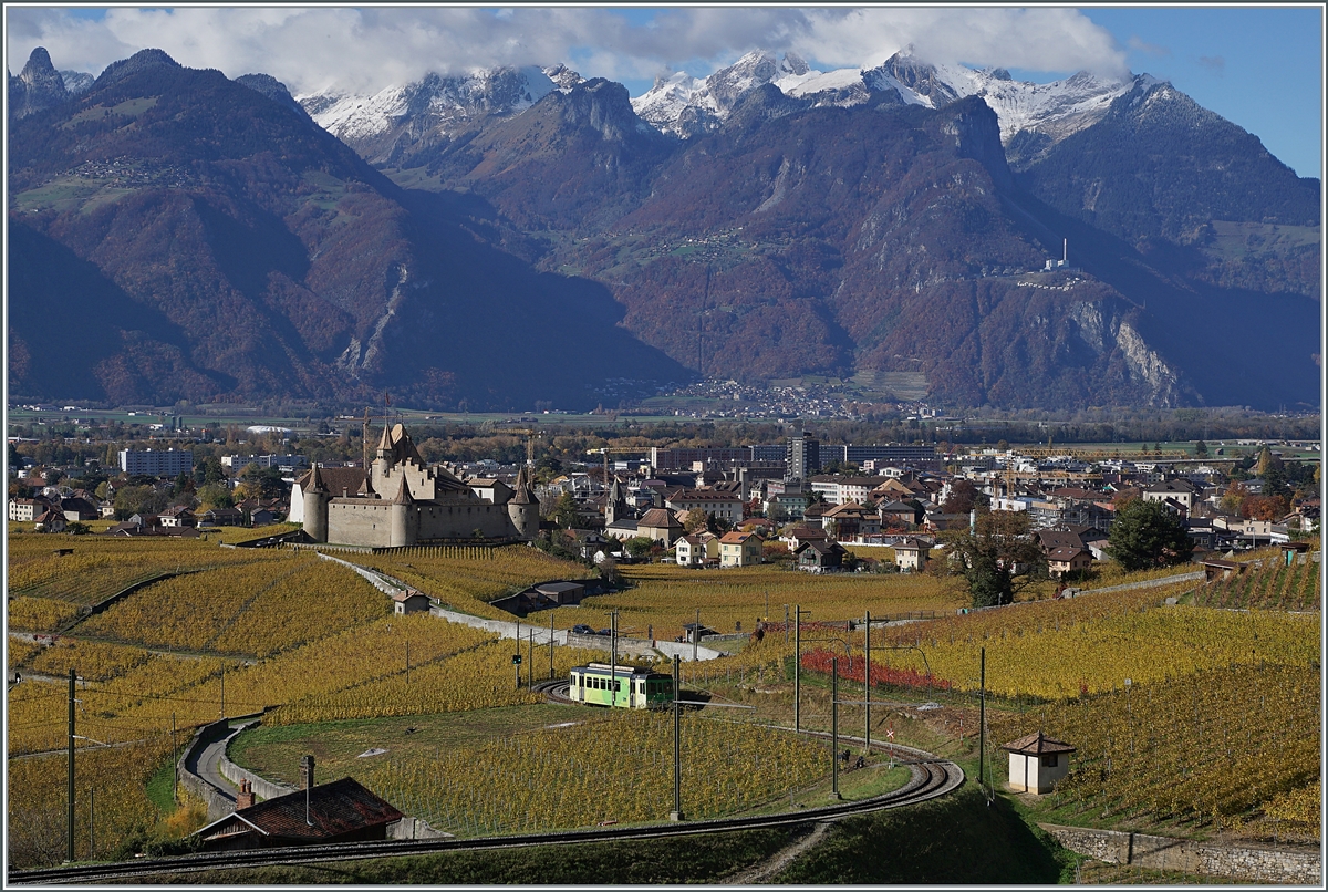 Mitten in den Weinbergen bei Aigle ist der ADS BDe 4/4 402 auf dem Weg nach Aigle. 

05.1.2021