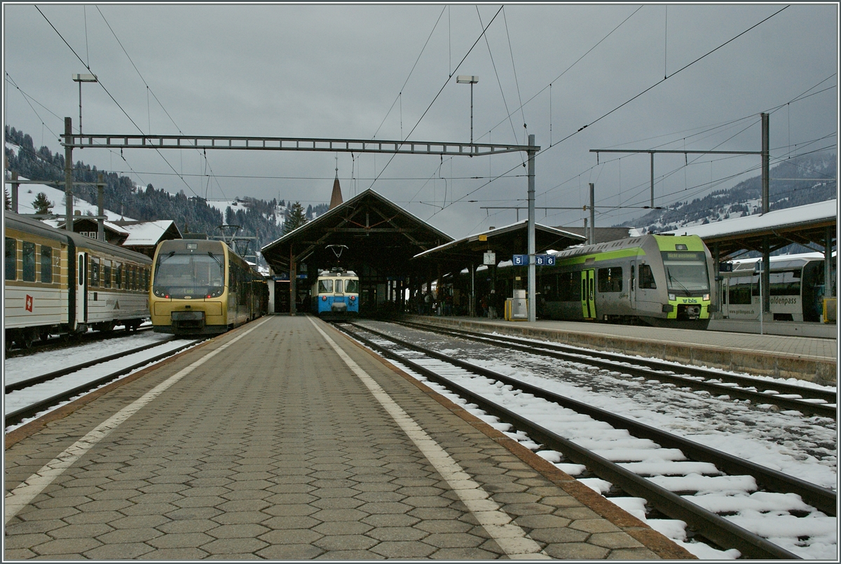 MOB  Lenkerpendel , MOb ABDE 8/8 4002 und BLS Lötschberger in Zweisimmen.
24.11.2013