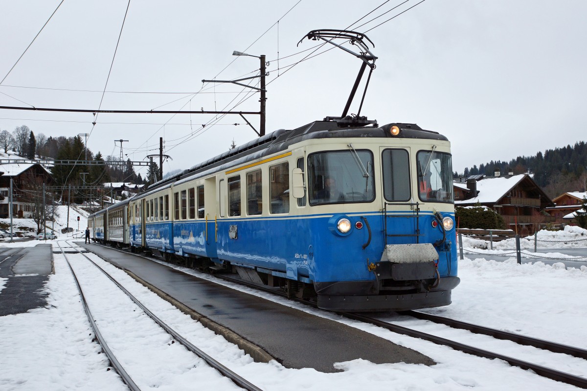 MOB: Regionalzug nach Montreux mit dem ABDe 8/8 4001 bei einem Zwischenhalt in Schönried am 9. Januar 2016.
Foto: Walter Ruetsch