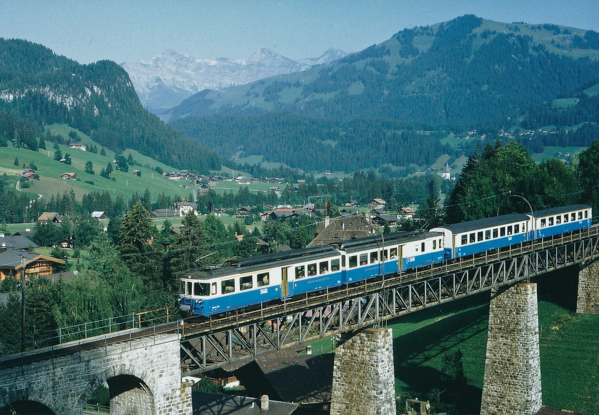 MOB: Stilreiner Regionalzug mit dem ABDe 8/8 4002  VAUD  beim Passieren des Viaduktes bei Gstaad im Juli 1991.
Foto: Walter Ruetsch