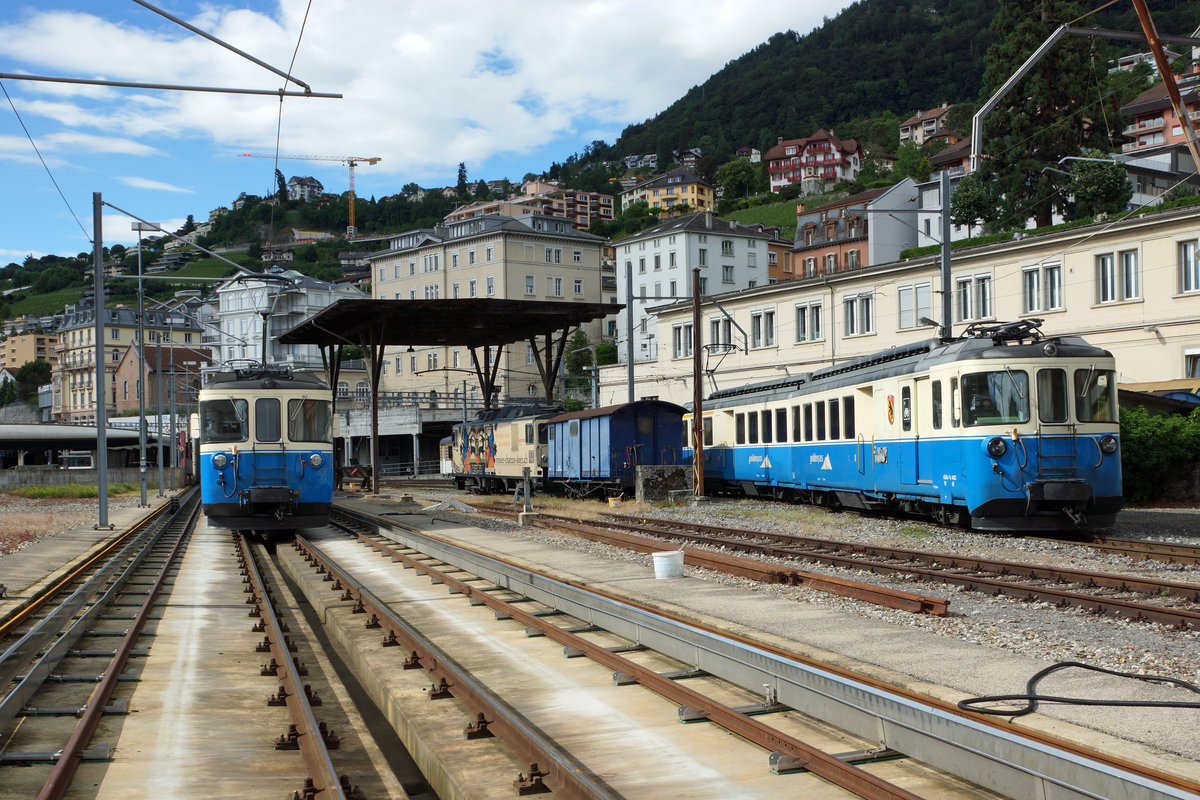 MOB: Zur Zeit ist der Bahnhof Montreux noch immer die Hochburg der ABDe 8/8 (4001-4004) Triebzüge aus den Jahren 1968, die bald durch neue Fahrzeuge ersetzt werden.
Abstellanlage Montreux mit den ABDe 8/8 4001  SCHWEIZ  und ABDe 8/8 4003  BERN  am 19. Juni 2016.
Foto: Walter Ruetsch 