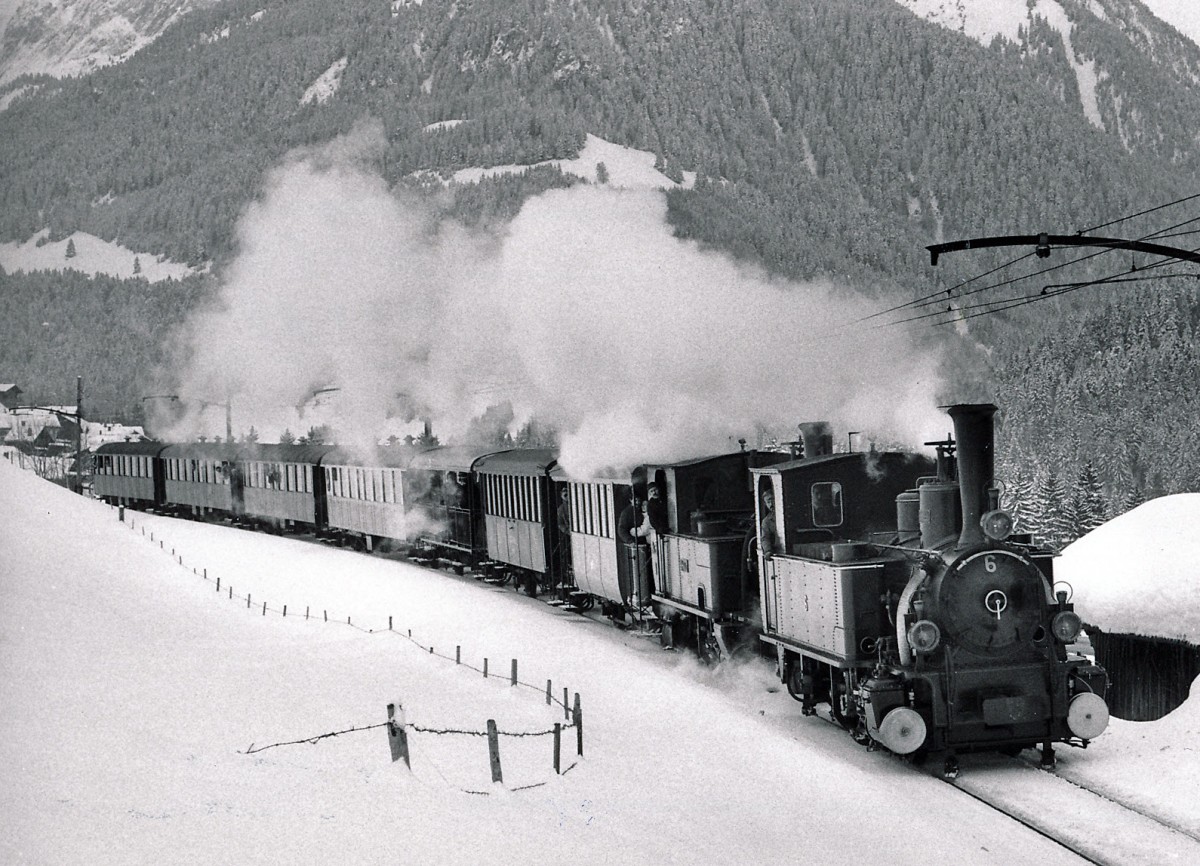 MOB/BC: BC-Dampfsonderfahrt auf der MOB vom 6. Mrz 1988. G 3/3 6 ex BAM und G 3/4 1  RHAETIA  mit altem Wagenmaterial bei Chteau-d'Oex.
Foto: Walter Ruetsch