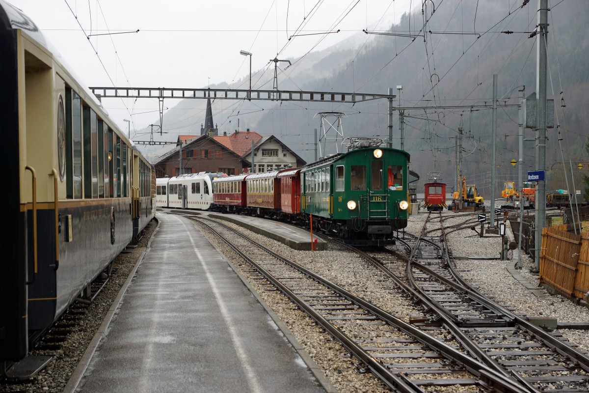 MOB/TPF: Grosser Bahnhof Montbovon am 9. Januar 2016. Rechts im Bild ersichtlich sind der TRAIN FONDUE mit dem Be 4/4 116 und der Te 2/2 12. Der Zug der MOB links im Bild wartete die Kreuzung eines Zuges in Richtung Zweisimmen ab.
Foto: Walter Ruetsch