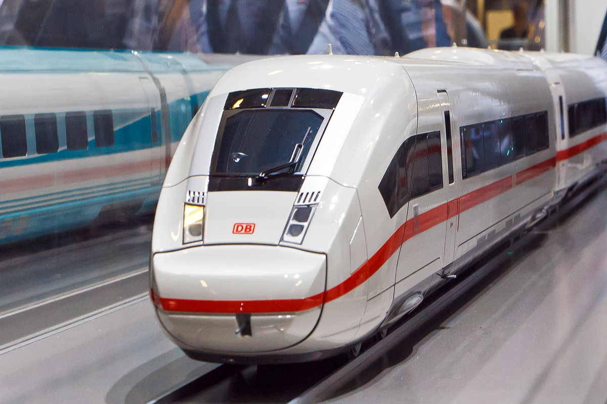 
Modell von einem ICx ausgestellt am Stand von Siemens auf der Inno Trans 2014 in Berlin (hier 26.09.2014).

Diese Triebzüge sollen ab Dezember 2017 zuerst die lokbespannten Intercity/Eurocity-Züge ersetzen, später die Fahrzeuge des ICE 1 und ICE 2.

ICx ist ein Arbeitstitel. Über die endgültige Bezeichnung der Triebzüge ist noch nicht entschieden. 

Weitere Beschreibung: http://hellertal.startbilder.de/bild/deutschland~museen-und-ausstellungen~inno-trans-2014/371651/modell-von-einem-icx-ausgestellt-am.html