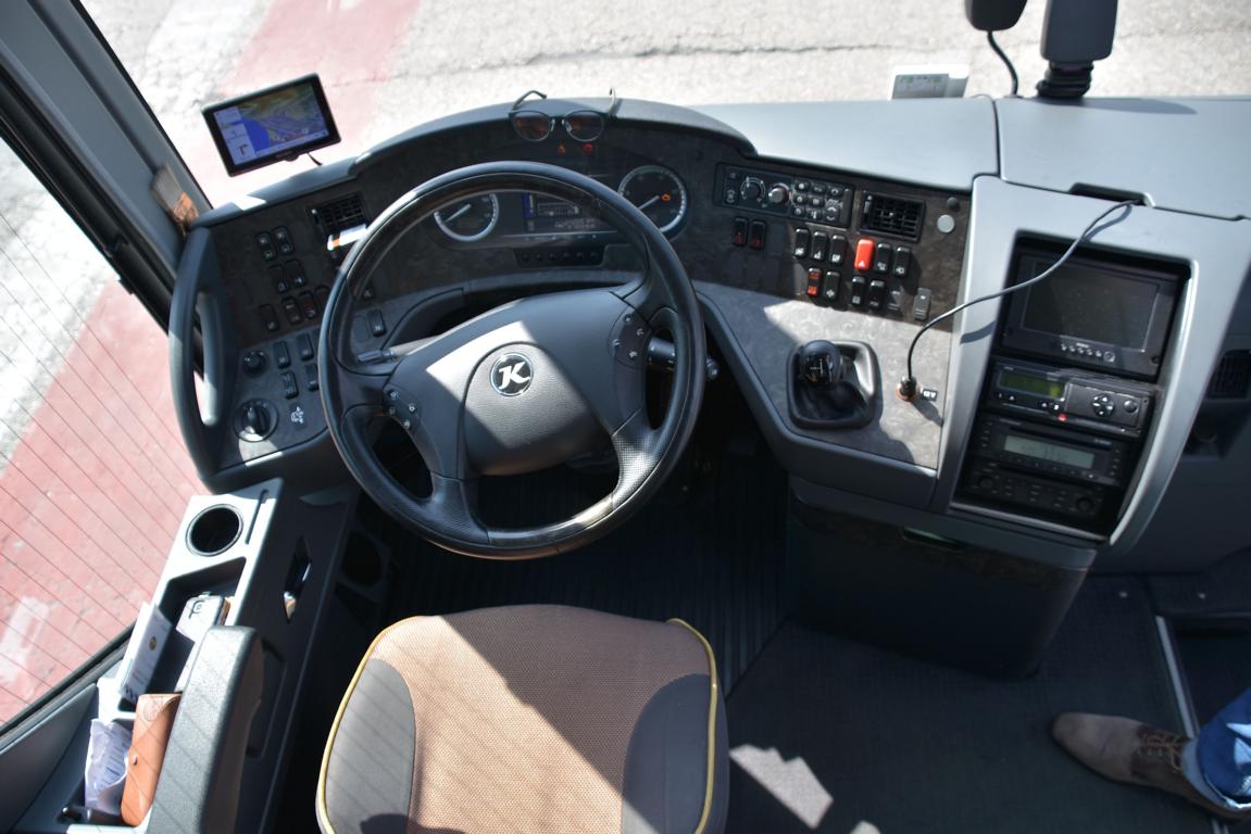 Modernes Cockpit im Super Setra 416 HDH von KNIG Reisen aus der BRD in Krems.