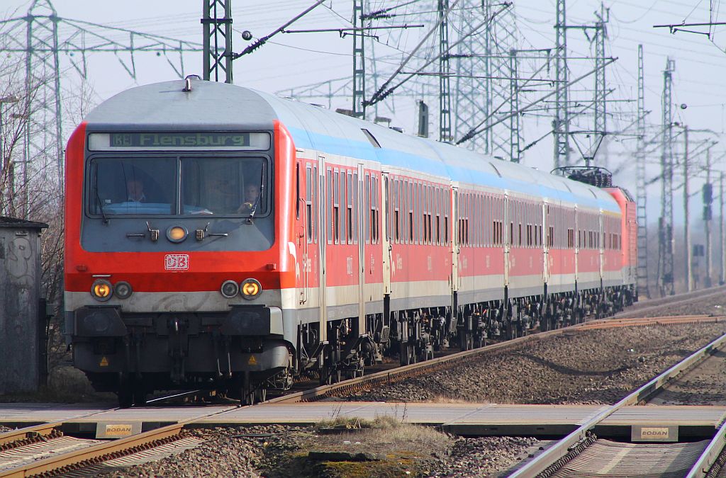 Momentan eher eine Seltenheit...ein artenreiner SH Express! Hier fährt er mit Schublok 112 172-2 gerade durch Jübek. 06.03.2013