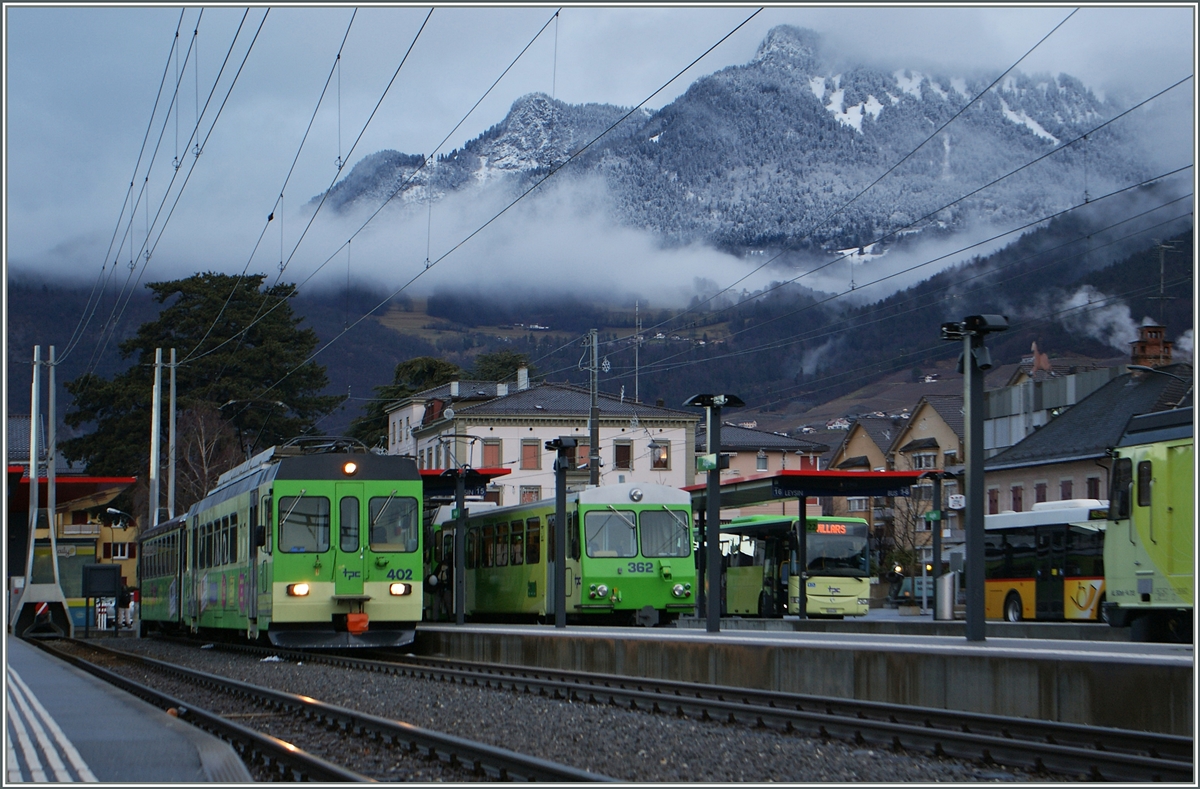  Morenstund hat Gold im Mund  sagt man, aber auch Wolken im Gebirge...
Der beschleunigte Wintersport ASD Zug 422 wartet in Aigle auf seine Abfahrt.
5. Jan. 2014