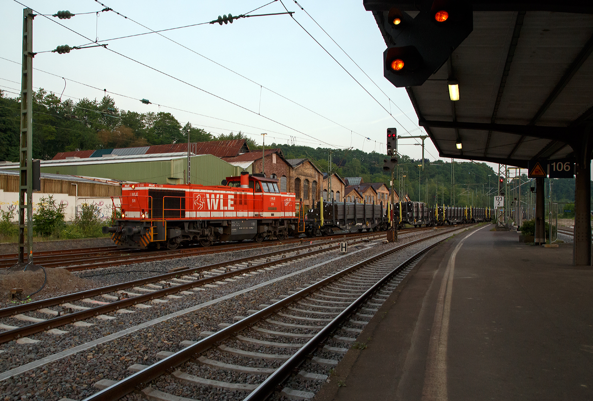 
Morgens bereits um 1/2-Sechs in Betzdorf geht bereit der zweite Gterzug auf die Hellertalbahn.....
Die WLE 51  Kreis Warendorf  (92 80 1275 106-3 D-WLE) eine MaK G 1206 der WLE - Westflische Landes-Eisenbahn, fhrt am 01.06.2017 von Betzdorf/Sieg nun auf die Hellertalbahn, hier geht es ber Herdorf nun nach Burbach-Holzhausen zur Salzgitter Mannesmann Precision GmbH. Am Haken hat die MaK G 1206 Schwerlastwagen beladen mit nahtlose Luppen (Rohrrohlinge). In Holzhausen werden die Luppen dann weiter zu Przisionsstahlrohre oder Profilstahlrohre kaltgezogenen bzw. gewalzt.