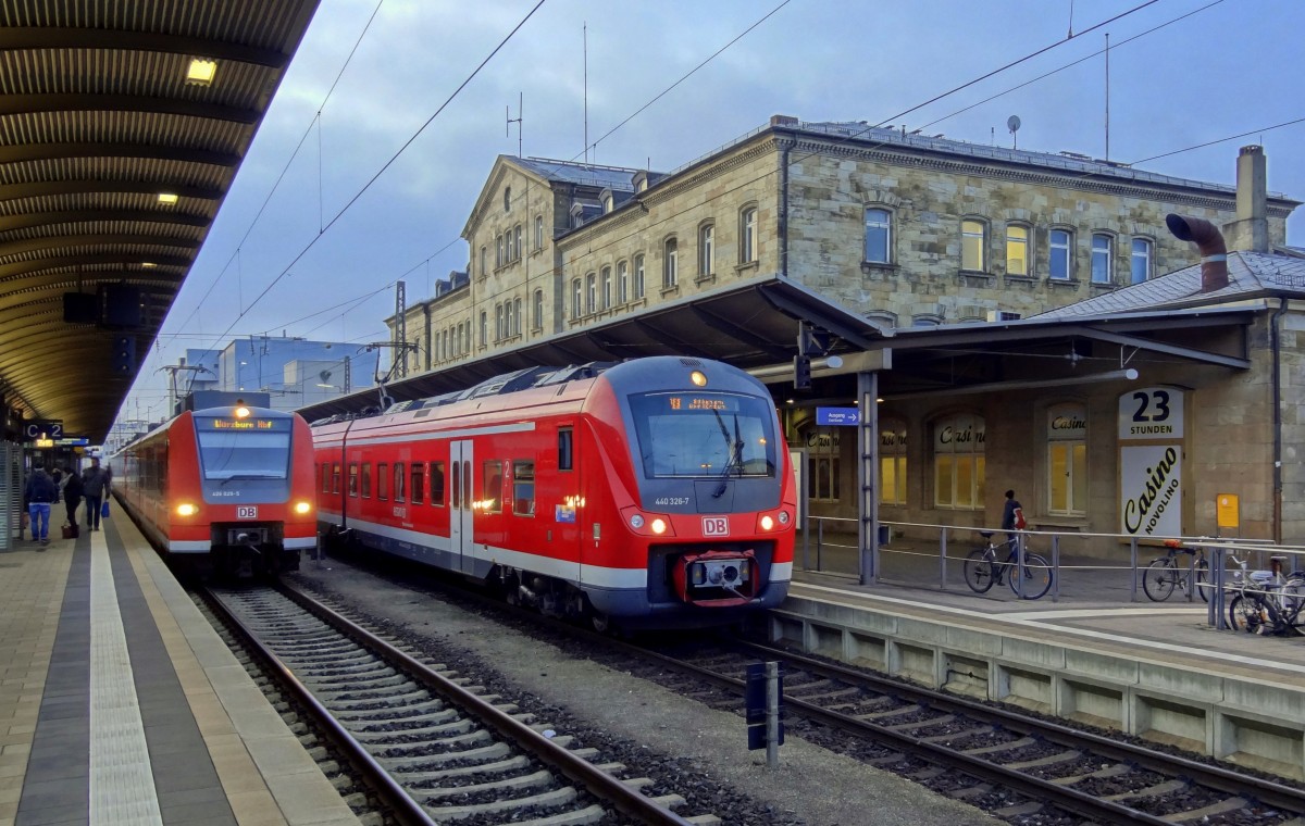 Morgens um halb 8 in Bamberg: Rechts am Gleis 1 steht die RB nach Würzburg bereit, links auf Gleis 2 der RE nach Würzburg.