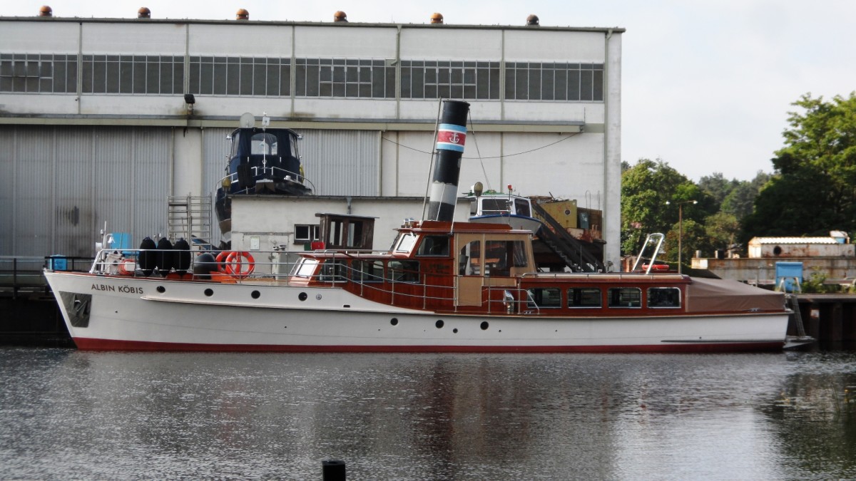 Motoryacht  Albin Köbis  am 31.05.14 im Hafen der Werft Malz bei Oranienburg. Ehem. Staatsyacht der DDR, gebaut 1952 in Berlin - Köpenick