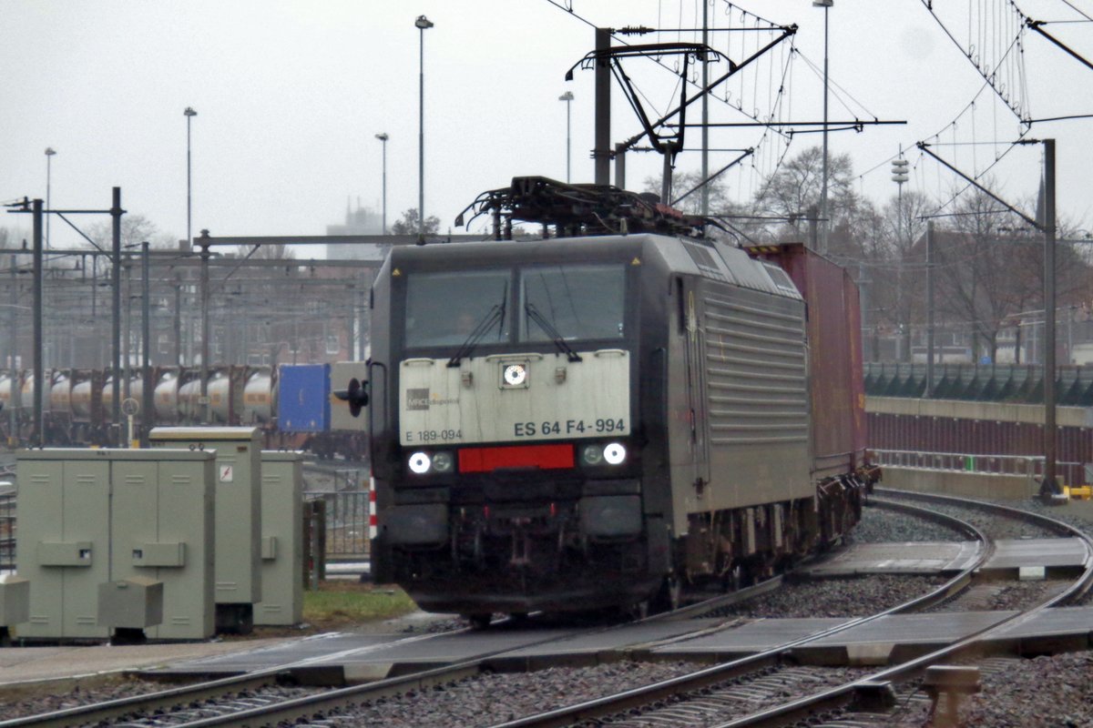 MRCE 189 094 passiert ein Bahnübergang in Venlo am 18 März 2017 und bekommt eine Regenschauer während sie sich in die Kurve legt.