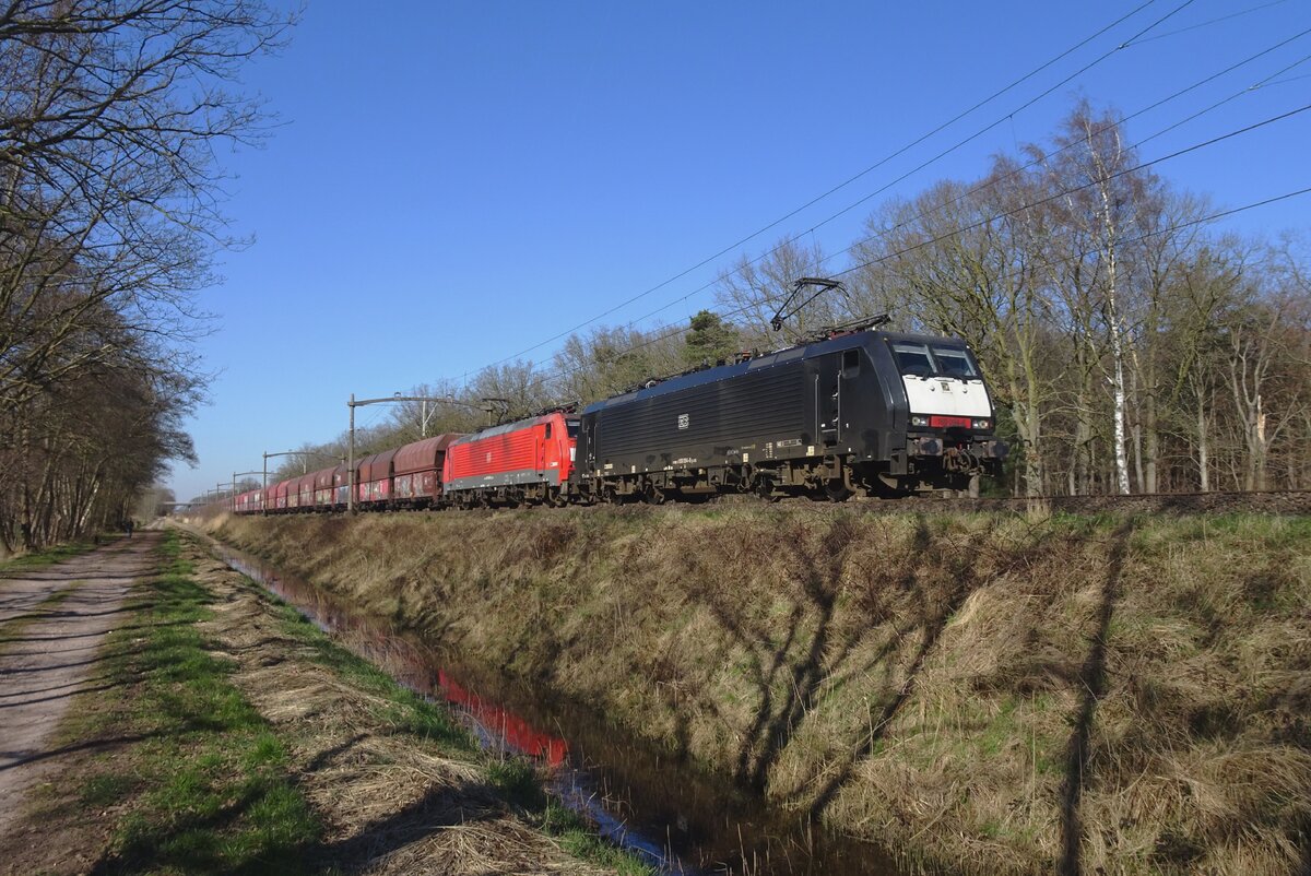 MRCE 189 094 zieht am 18 Mrz 2022 ein Kohlezug durch Tilburg Oude Warande.