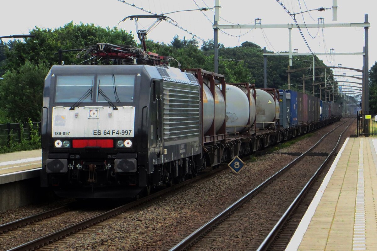 MRCE 189 097 zieht am 7 Juli 2021 ein KLV durch Tilburg-Reeshof.