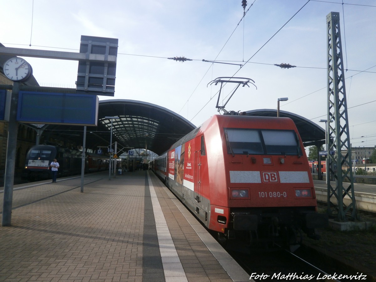 MRCE ES 64 U2 - 028 und 101 080 im Bahnhof Halle (S) Hbf am 11.5.15