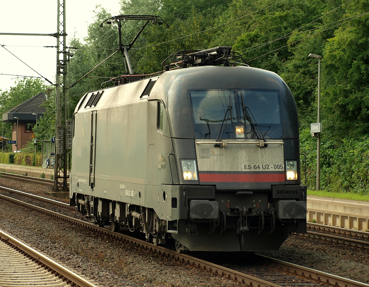 MRCE ES64U2-005/182 505-8 schleicht hier wegen eines roten Signals durch Schleswig. 10.07.2011(üaVinG)