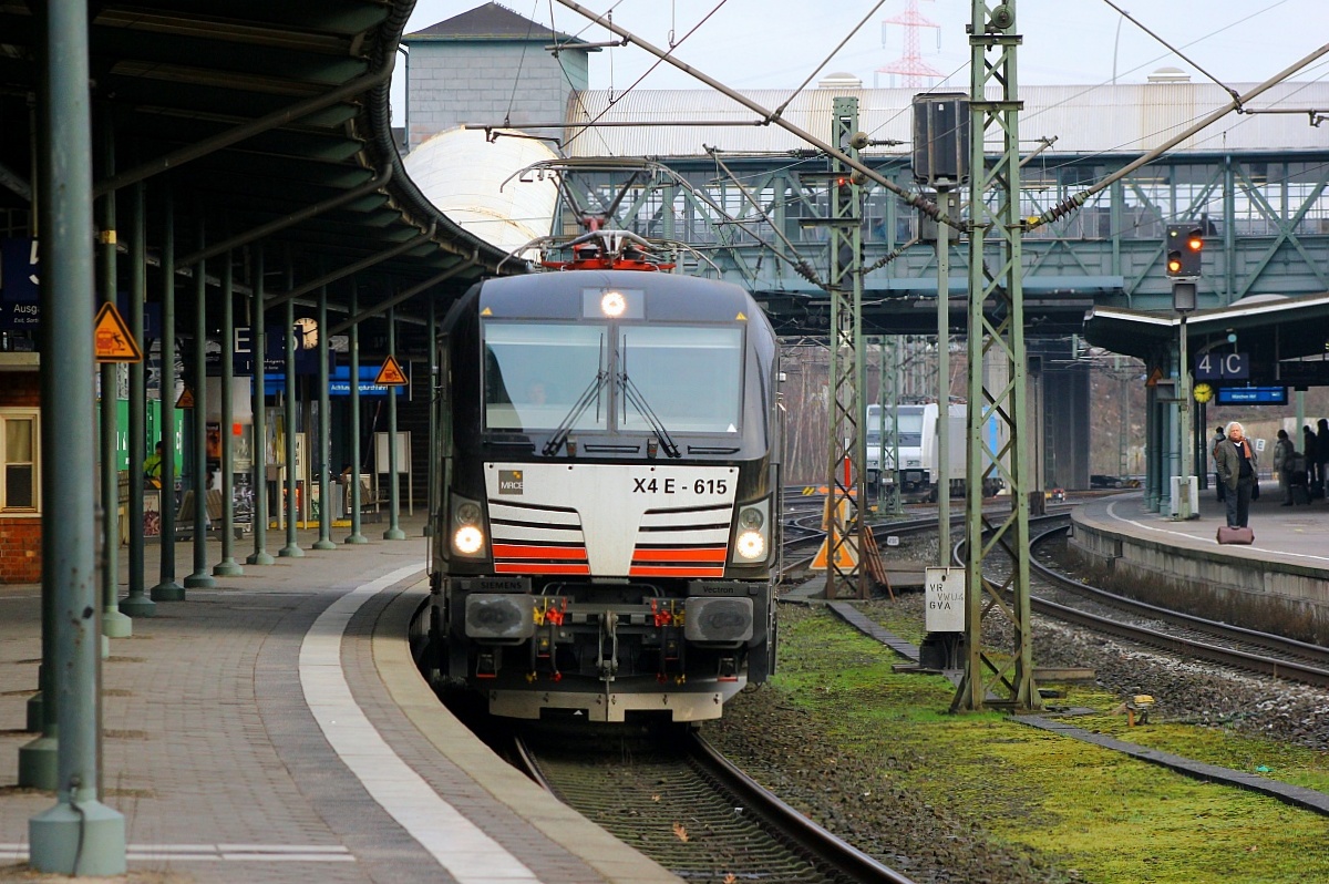 MRCE X4E-615/ 193 615-5(REV/MMAL/25.11.15)fährt hier Solo von Hamburg Hohe Schaar kommend durch den Bahnhof Hamburg-Harburg. 05.02.2016