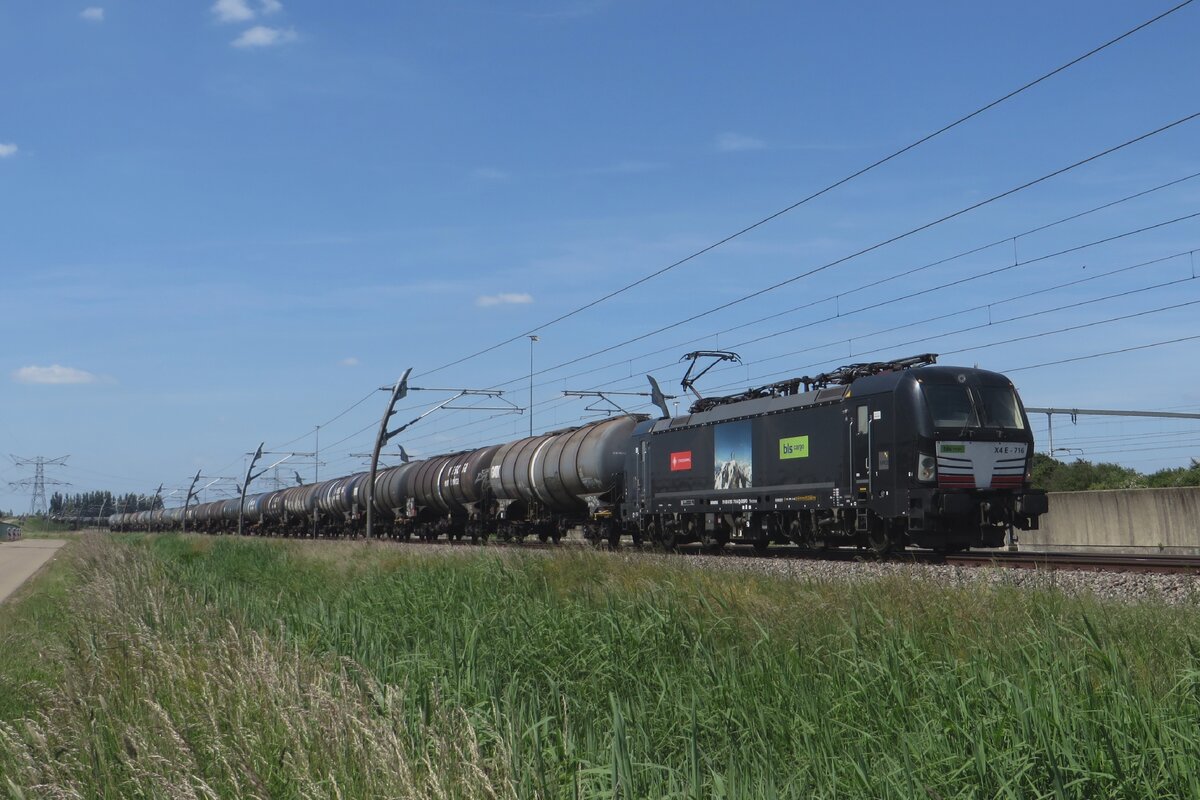 MRCE/BLS X4E-716 schleppt der Trecate-Kesselwagenzug durch Valburg am 31 Mai 2023.