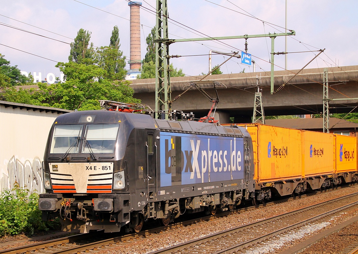 MRCE/boxXpress 193 851-3(REV/MMAL/16.01.14)verliert wie viele andere Vectronen auch nicht die Fassung aber dafür seine Folie...hier summt er mit einem Containerzug durch HH-Harburg. 28.06.2014