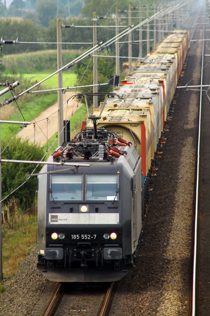 MRCE/CFL Cargo 185 552-7 mit dem Zementzug aus Dänemark auf dem Weg nach zum Werksbhf Deuna.  So-da  Brücke bei Lürschau. 04.09.2014