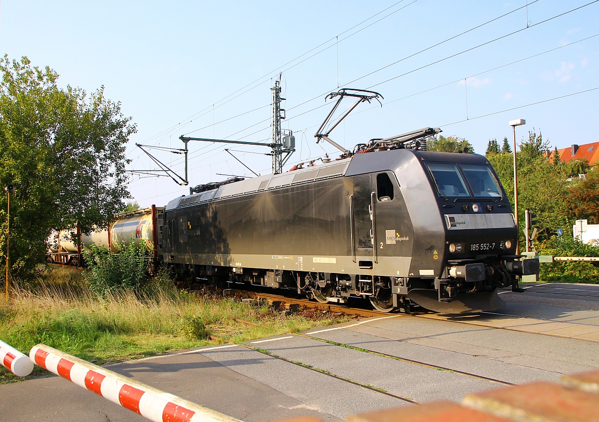 MRCE/CFL Cargo 185 552-7(R1/Be/10.10.13) mit dem Zementzug nach Deuna passiert hier nach kurzem Halt den Bü Karpfenteich in Schleswig. 16.09.2014