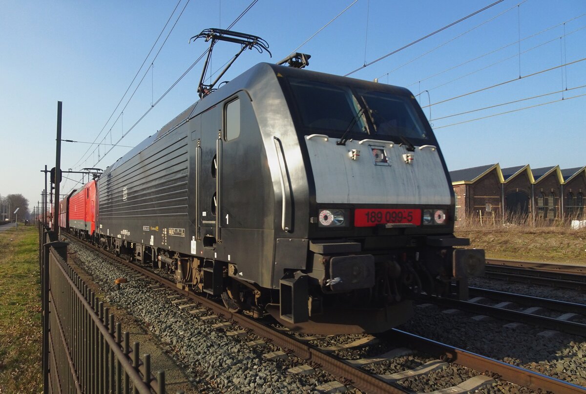MRCE/DB 189 099 zieht ein Kohlezug durch Blerick am 5 Mrz 2022.