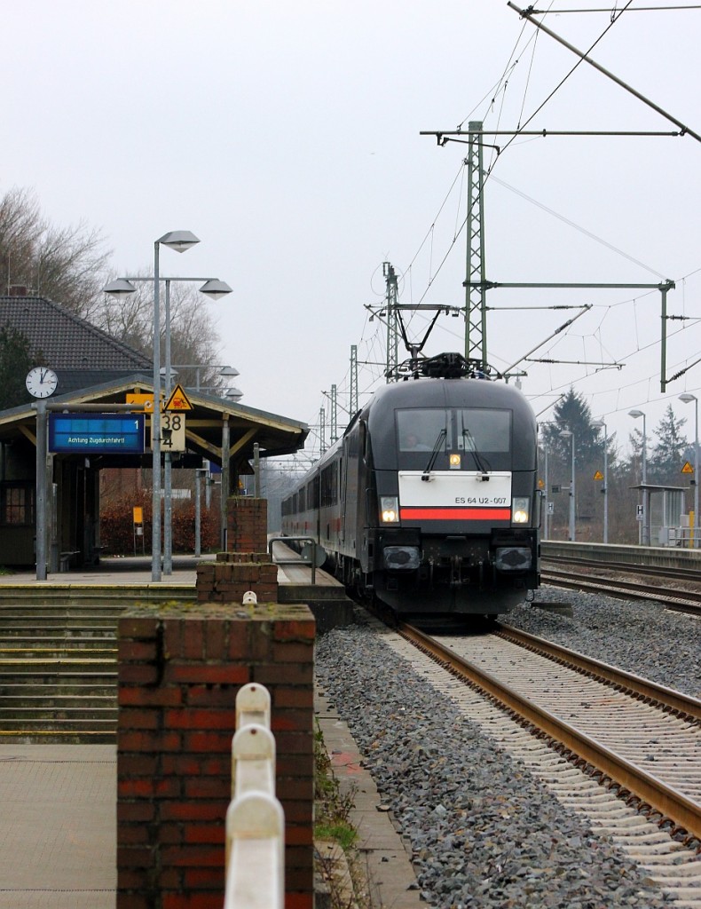 MRCE/DB ES64U2-007/6182 507-4 mit der LZF 77644(ALA-AF) festgehalten bei der Durchfahrt in Schleswig. 03.01.2016