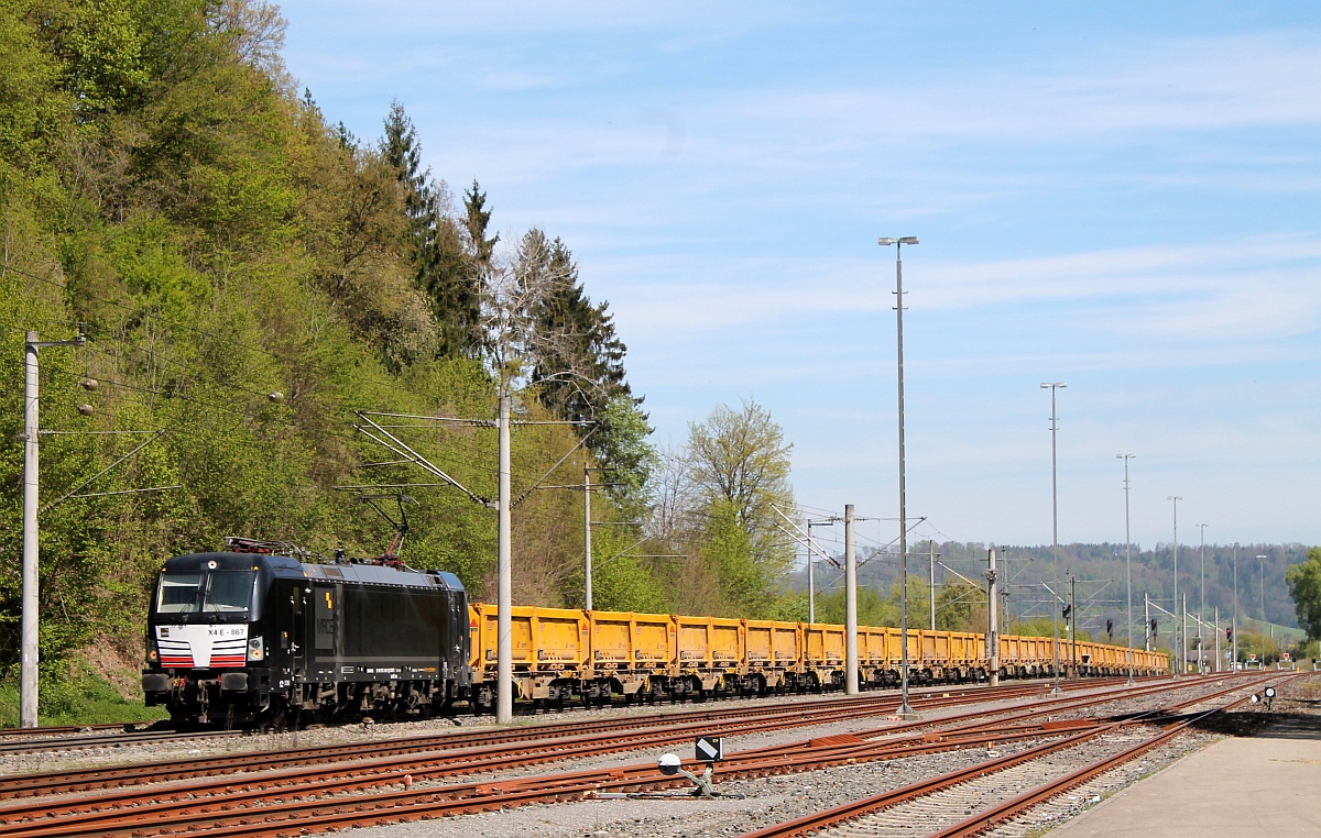 MRCE/DB X4E-867 mit Aushubzug festgehalten bei Gaildorf West. 06.05.2017