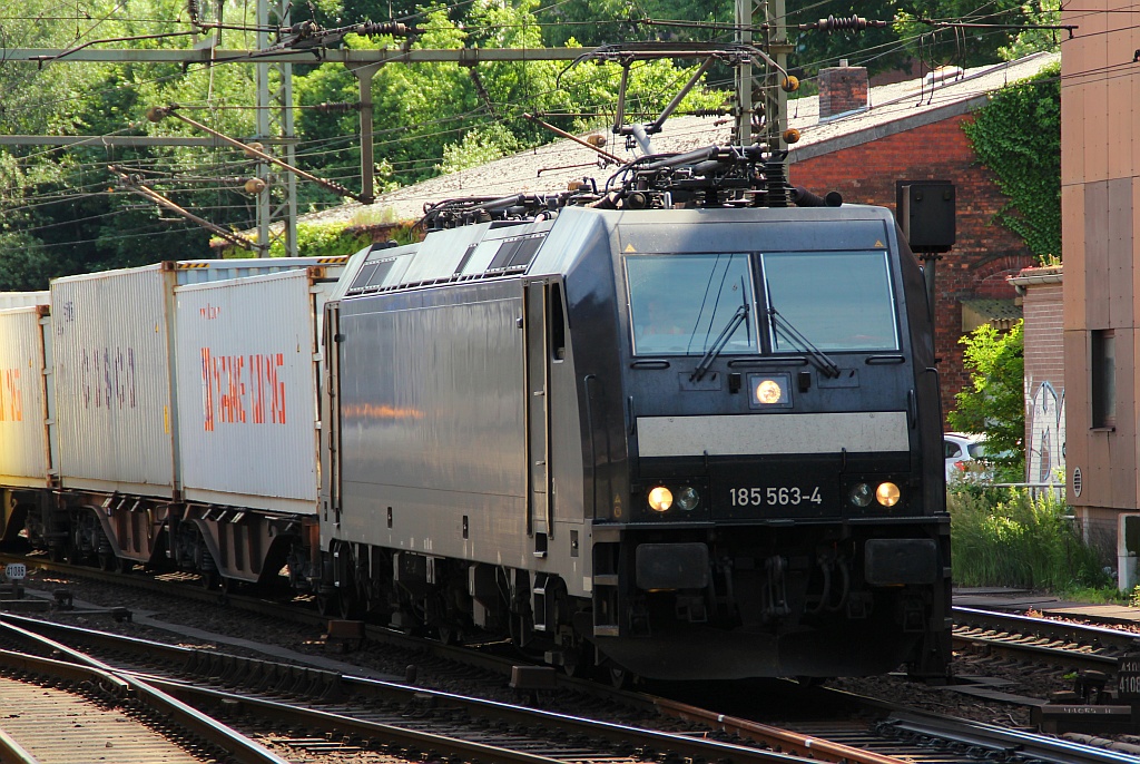 MRCE/Locon 185 563-4 ist wieder unterwegs, vor ein paar Wochen noch lag sie in Bremen nach einer leichten Flenakenfahrt auf der Seite. HH-Harburg 21.06.12