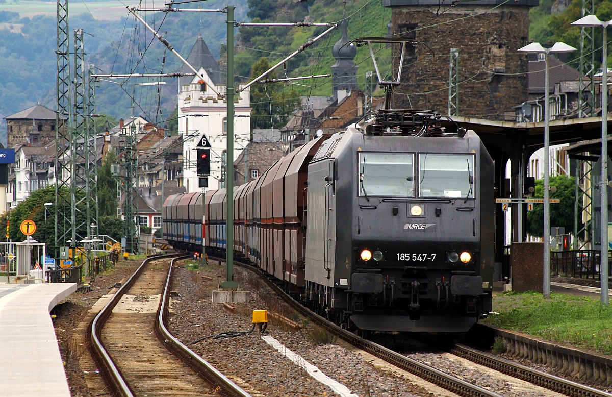 MRCE/NIAG 185 547-7 rumpelt hier mit einem Kohlezug durch Kaub am Rhein. 13.09.2013