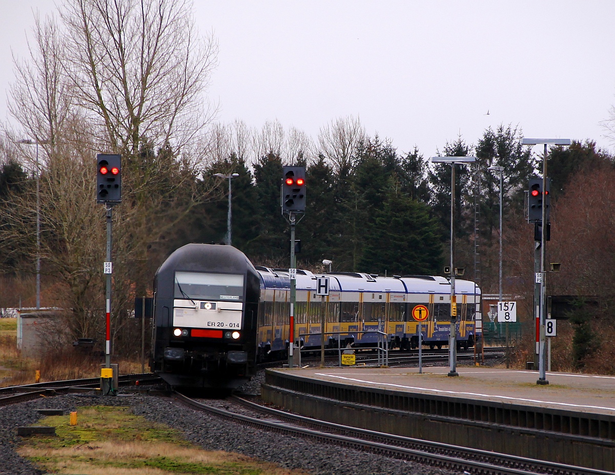 MRCE/NOB 223 014-2/ER20-014 mit der NOB 81706 nach Westerland bei der Einfahrt in den Husumer Bahnhof. 08.02.2014