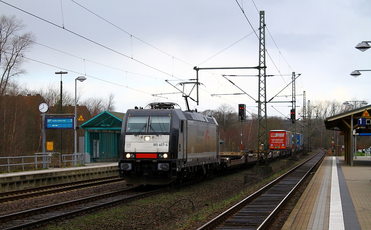 MRCE/TXL 185 407-4 mit dem DGS 45699(Malmö Godsban-WanneEickel Bro/Sot)kam gut 20 min vor seiner eigentlichen Durchfahrtzeit in Schleswig durchgerauscht. 11.01.2015