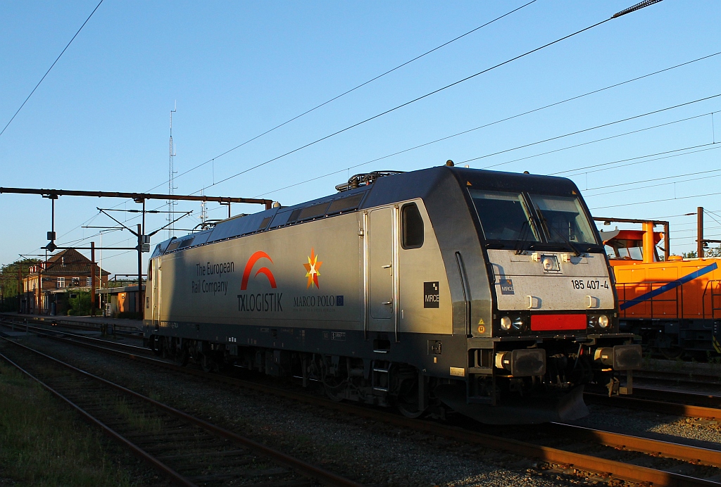 MRCE/TXL 185 407-4 rollt hier  stromlos  am frühen Morgen des 08.06.2013 durch den Bhf Padborg. 