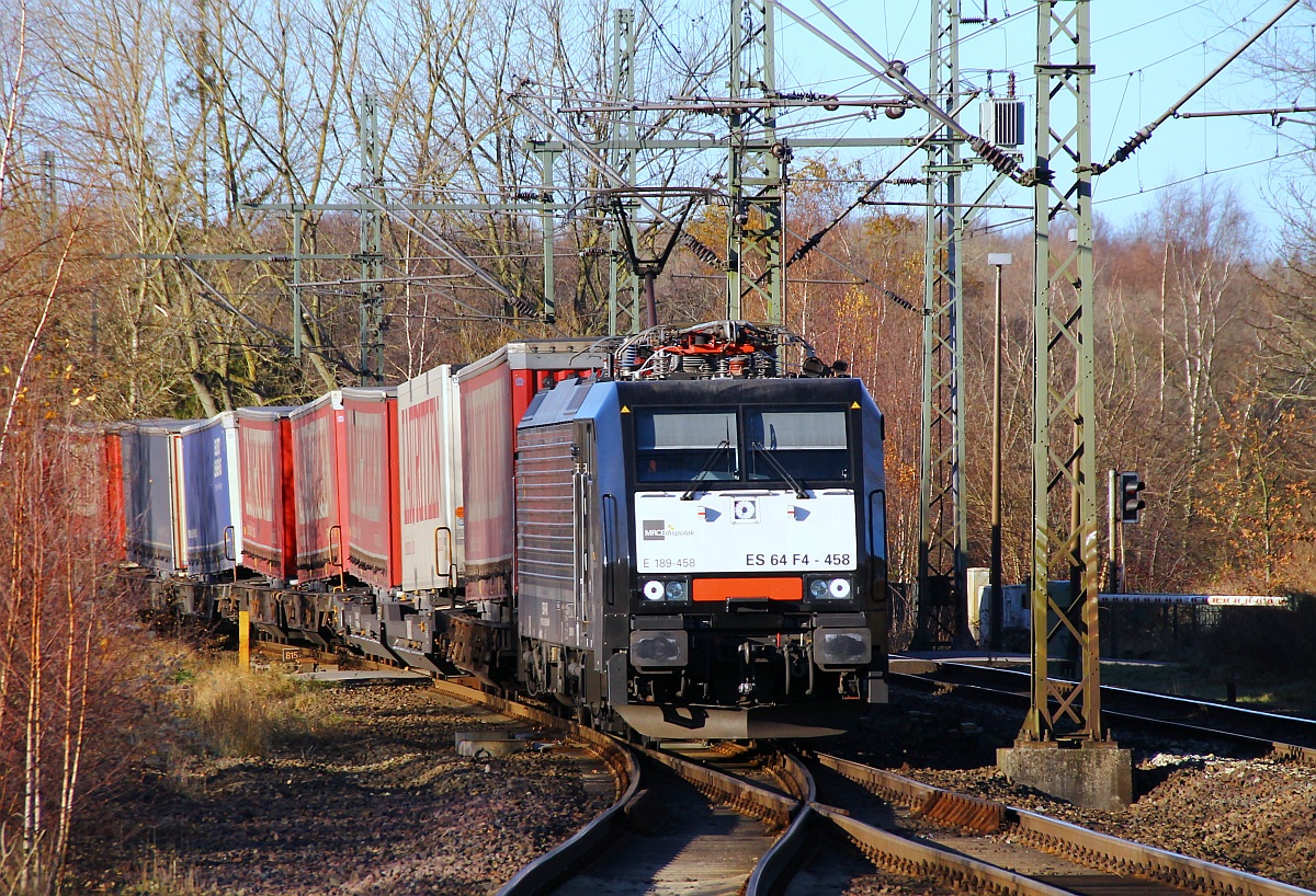 MRCE/TXL 189 458-3 rauscht hier mit einem  Lauritzen  KLV durch Schleswig. 24.11.2013