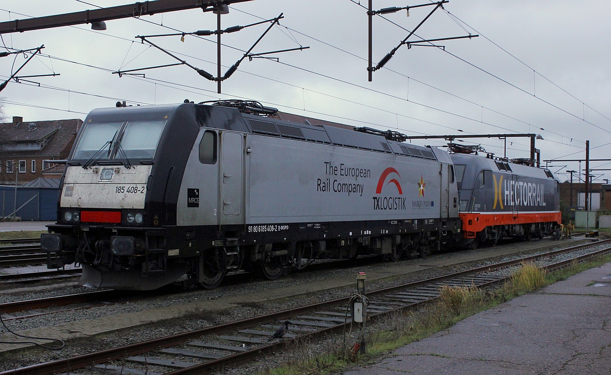 MRCE/TXL 6185 408-2(REV/25.09.12) und Hectorrail 242.502  Zurg (9180 6182 502-5 S-HCTOR, REV/Lz/26.02.16) abgestellt in der Südabstellung des Grenzbahnhofes Padborg/DK. 11.12.2016