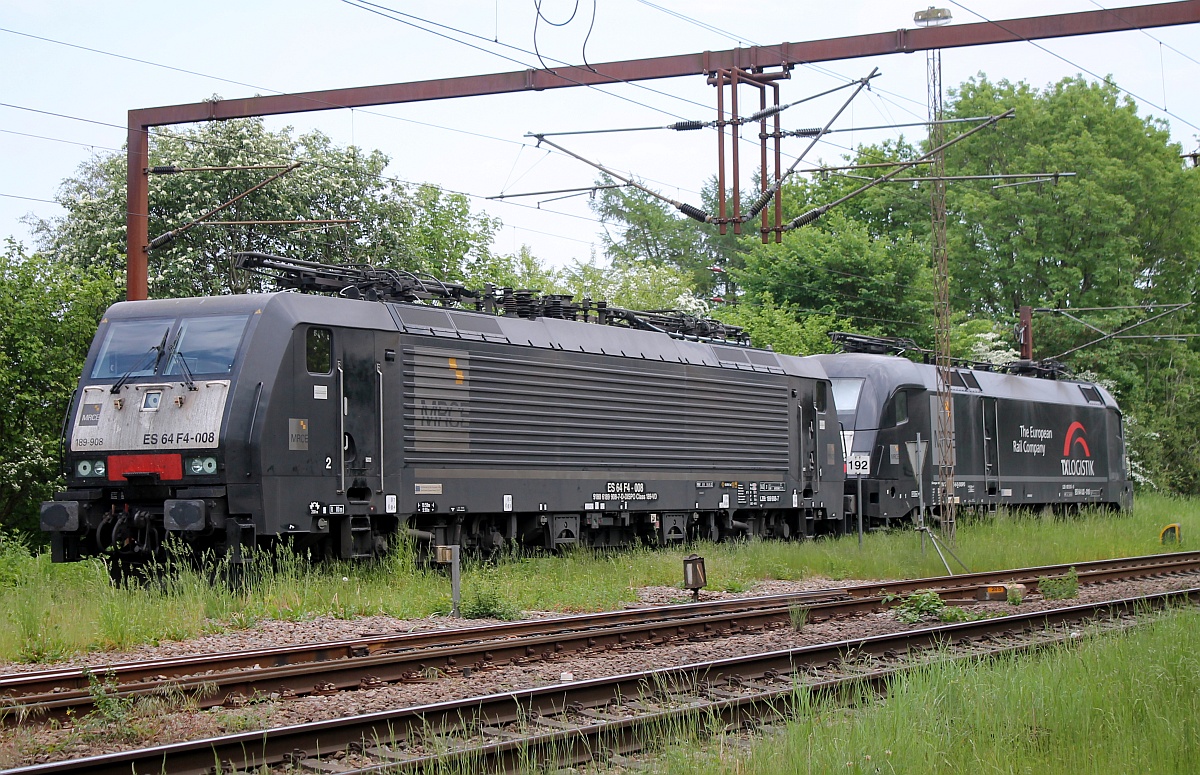 MRCE/TXL ES64F4-008/6189 908-7 und ES64U2-010/6182 510-8 stehen hier gemeinsam abgestellt im dänischen Padborg. 29.05.2017