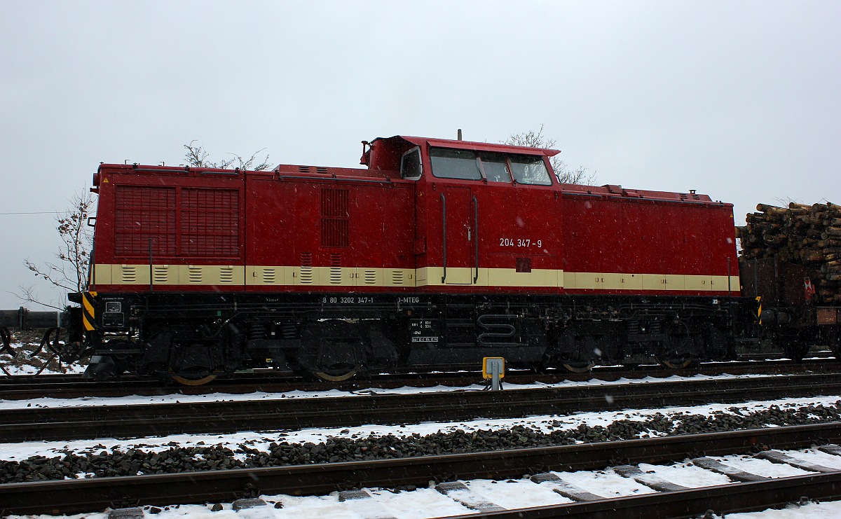 MTEG/SETG 204 347-9 oder 3202 347-1(REV/LS X/04.12.15) als eine der beiden Zugloks eines frisch in Jbek beladenen Holzzuges. 08.01.2016