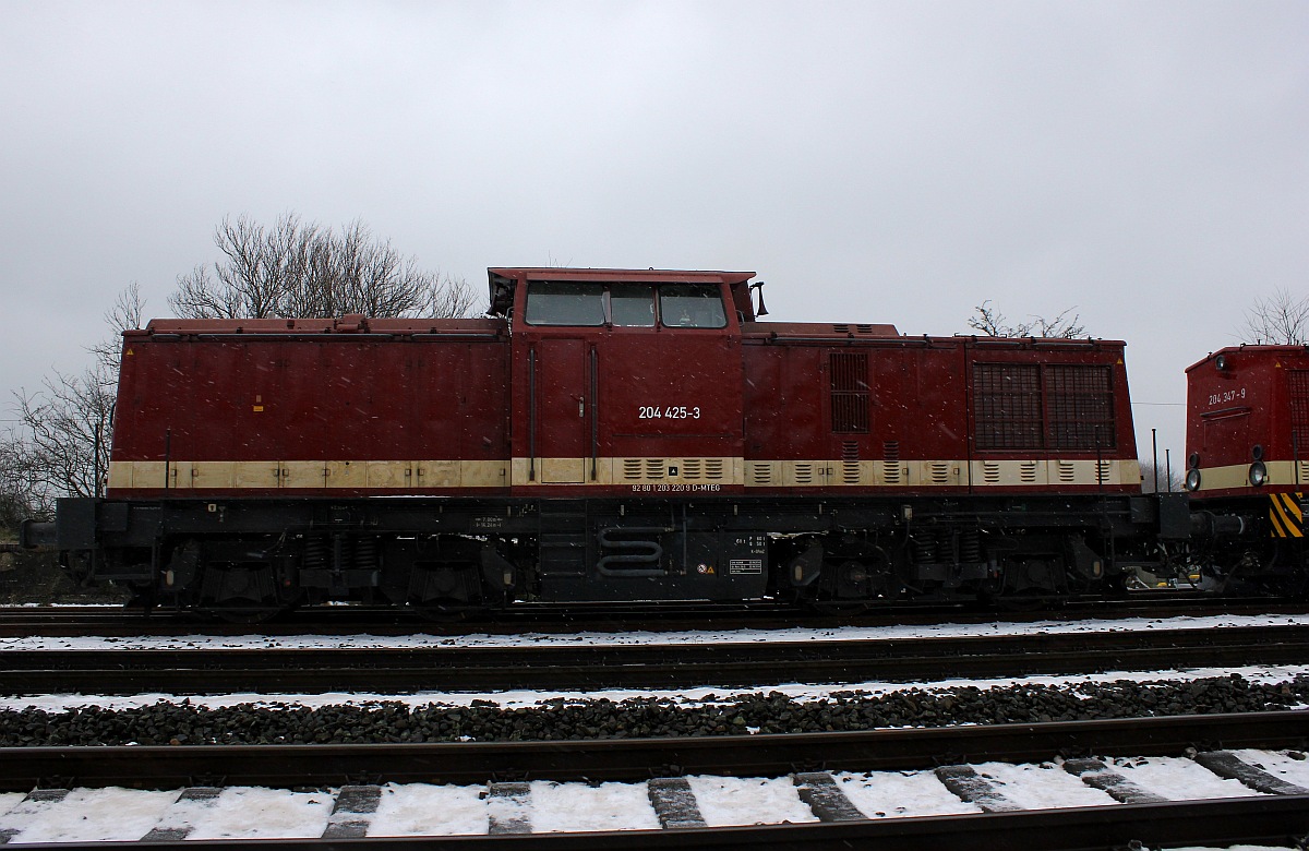 MTEG/SETG 204 425-3 oder 1203 220-9(REV/ADAM/22.09.14) als eine der beiden Zugloks eines frisch in Jbek beladenen Holzzuges. 08.01.2016