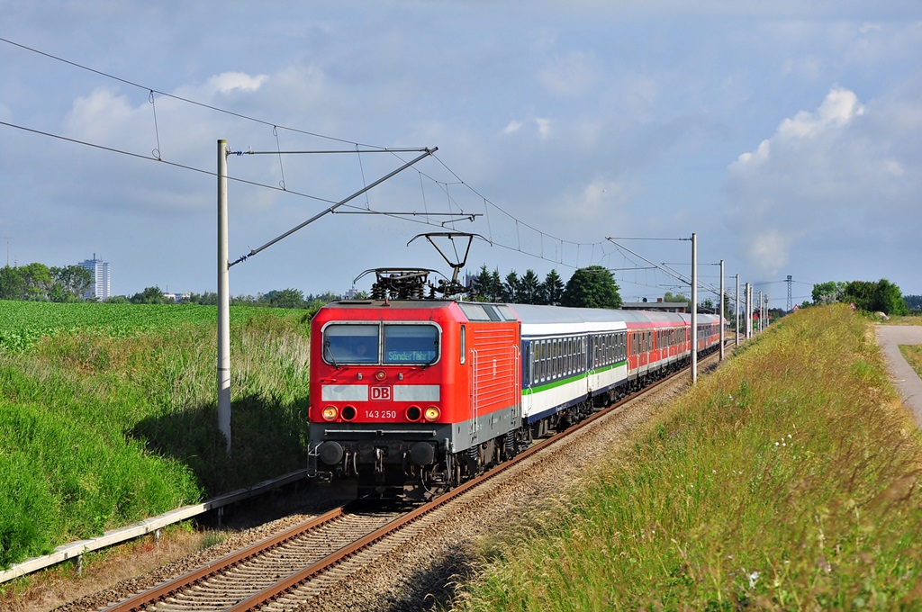 Mti einem Sonderzug nach Berlin fährt die 143 250 am 17.06.2014 durch Gragetopshof in Richtung Süden.