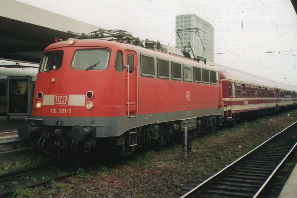 Müller Sonderzug mit 110 321 hllt am 14Mai 2007 in Dortmund Hbf. 