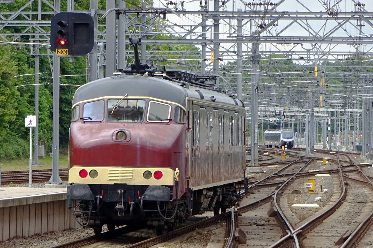 Musealer Posttriebwagen Mp 3031 steht am 10 Mai 2019 in Arnhem. Sie ist Eigentum von das NSM in Utrecht und machte dieser tag ein Konditionsfahrt von Utrecht nach Utrecht -ber Amersfoort, Deventer und Arnhem. 