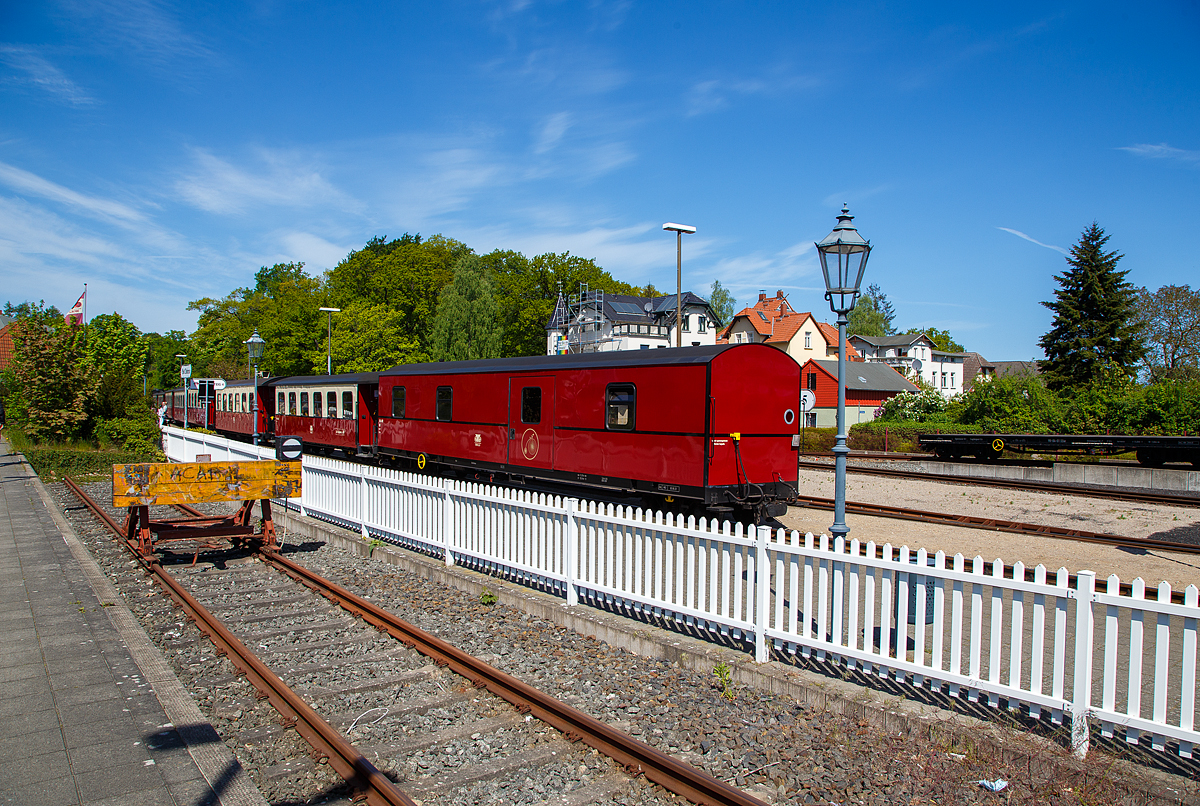 Museumbahn Romantik pur, aber der Molli ist eigentlich keine Museumsbahn....
Bahnhof Bad Doberan am 15.05.2022, der Molli nach Khlungsborn-West der Mecklenburgischen Bderbahn Molli steht bereit
