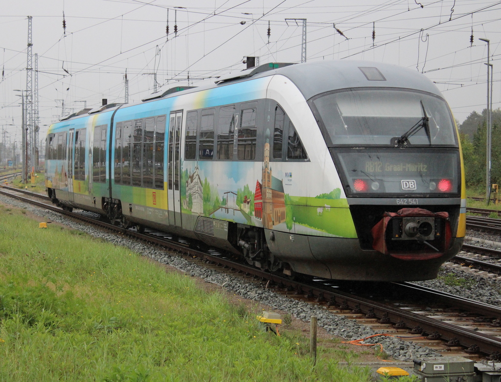 MV Design 642 541 als RB 12 von Rostock Hbf nach Graal-Müritz bei der Ausfahrt im Rostocker Hbf.07.10.2023