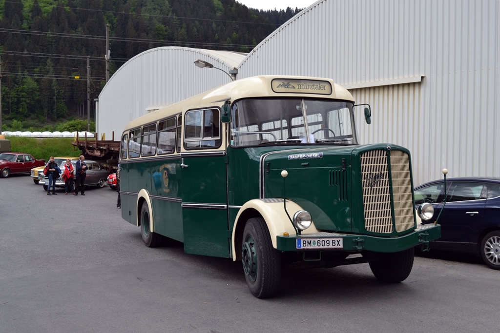 MVG Mürztaler Verkehrs-GmbH SAURER 5GA4F-OL als Zubringer zwischen Bruck/Mur und der Lokalbahn Mixnitz - St. Erhard in Mixnitz, 09.05.2015