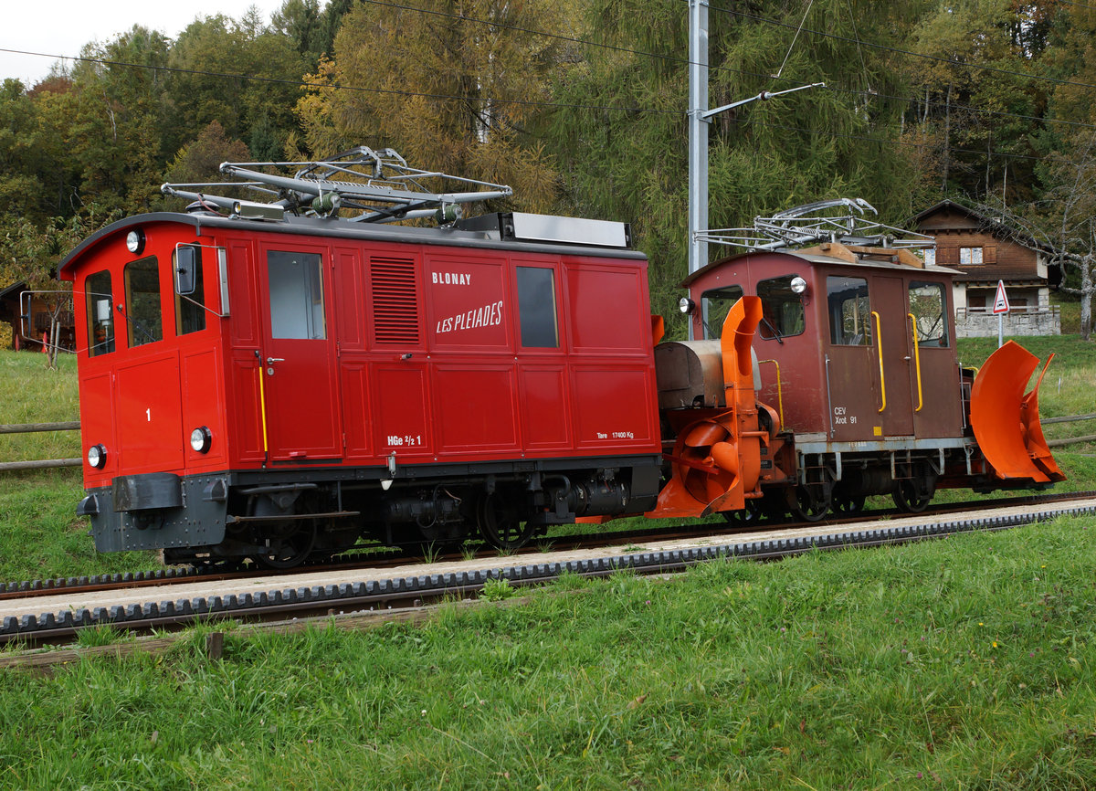 MVR/CEV: Gottlob fotografierte ich am 20. Oktober 2016 bei der Haltestelle Fayaux zum letzten Mal das  alte Winterdienst Gespann  mit der HGe 2/2 1. Die Reise zur MVR/CEV hatte sich damals sehr gelohnt. Als Riedholzer bin ich ein langjhriger und treuer Freund der alten CEV gewesen. Der Abschied fllt mir schwer!!!
Foto: Walter Ruetsch   